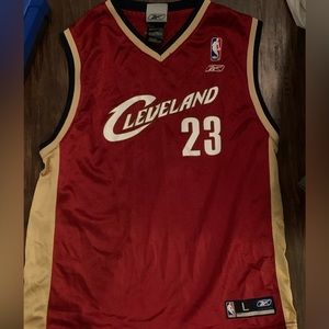 Lebron James Cleveland Cavilers jersey. Youth Large. Smoke free. Pet free.
